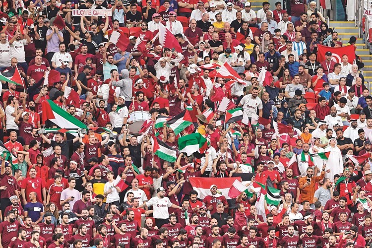 تيتي يهدي مشجعاً فلسطينياً قميص «السامبا»