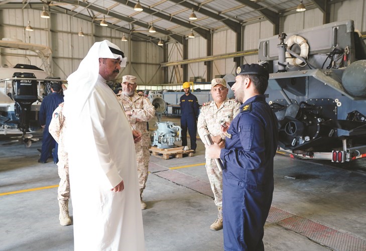 وزير الدفاع يطلع على أحدث الآليات في القاعدة البحرية