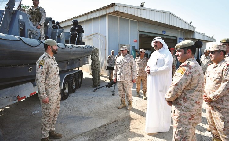 الشيخ عبدالله العلي خلال جولته في قاعدة محمد الأحمد البحرية
