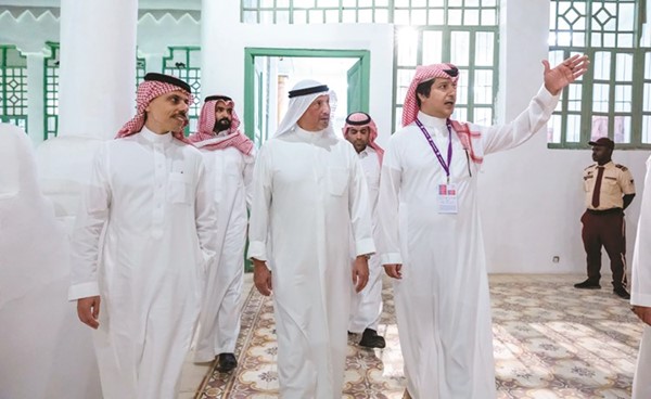 الشيخ سالم العبد الله خلال جولة في قصر المربع