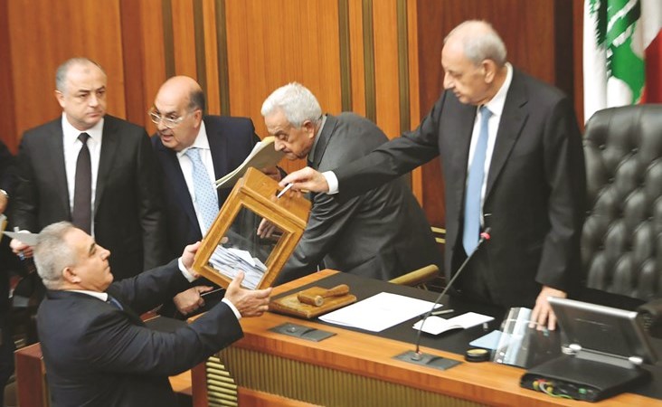 رئيس مجلس النواب نبيه بري خلال اقتراعه في الجلسة الثامنة لانتخاب رئيس للجمهورية(محمود الطويل)