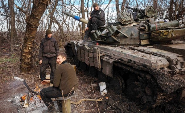 جنود الأوكرانيون بجوار دبابتهم في موقع بالقرب من باخموت (أ.ف.پ)