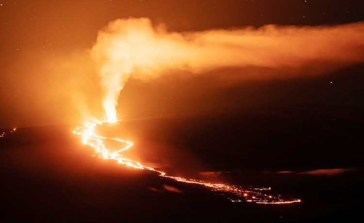 نوافير الحمم تضيء الليل حول بركان ماونا لوا في هاواي 	(رويترز)