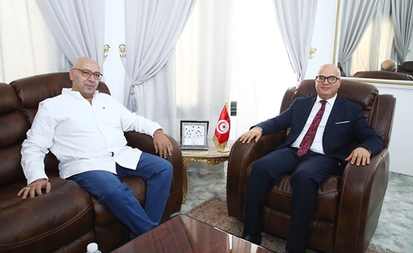 السفير التونسي الهاشمي عجيلي مع الزميل أسامة دياب 					(ريليش كومار)