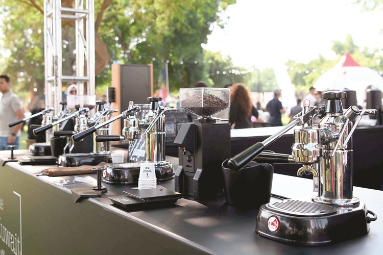 عرض أنواع متعددة لصنع أنواع القهوة المختلفة في المهرجان