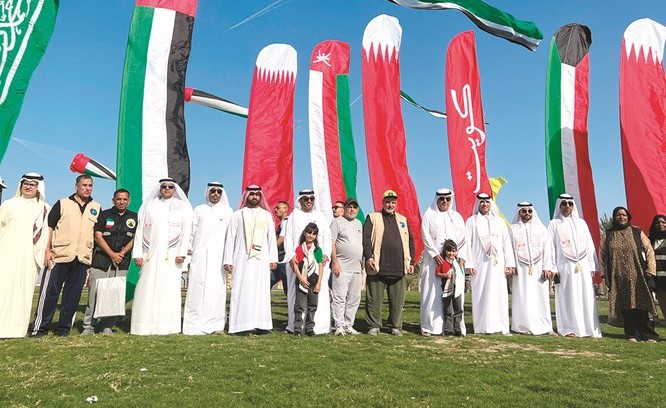 السفير الإماراتي د.مطر النيادي وعدد من المشاركين في المهرجان بمناسبة الاحتفال بالذكرى 51 لليوم الوطني الإماراتي