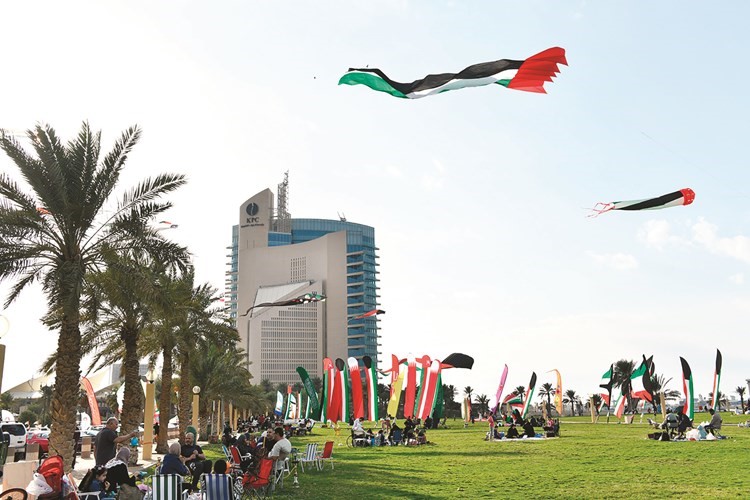 مشاركة فريق الطائرات الورقية في الاحتفالات بإطلاق عدد من الطائرات الورقية بألوان علم الإمارات في سماء منطقة شاطئ الشويخ