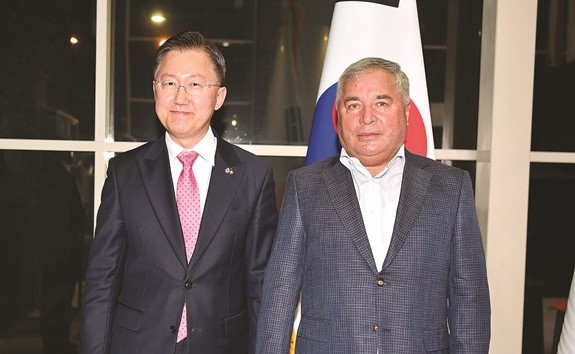 سفير كوريا تشونغ بيونغ ها وسفير طاجيكستان د.زبيدالله زبيدوف