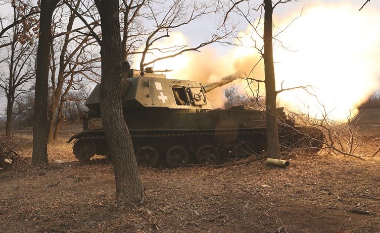 دبابة أوكرانية تقصف مواقع روسية 
قرب باخموت (رويترز)