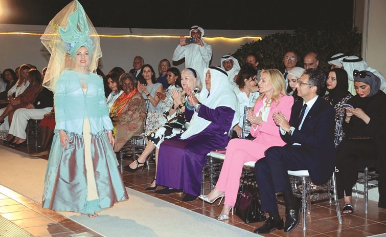 السفير الإيطالي كارلو بالدوتشي يتابع عرض الأزياء