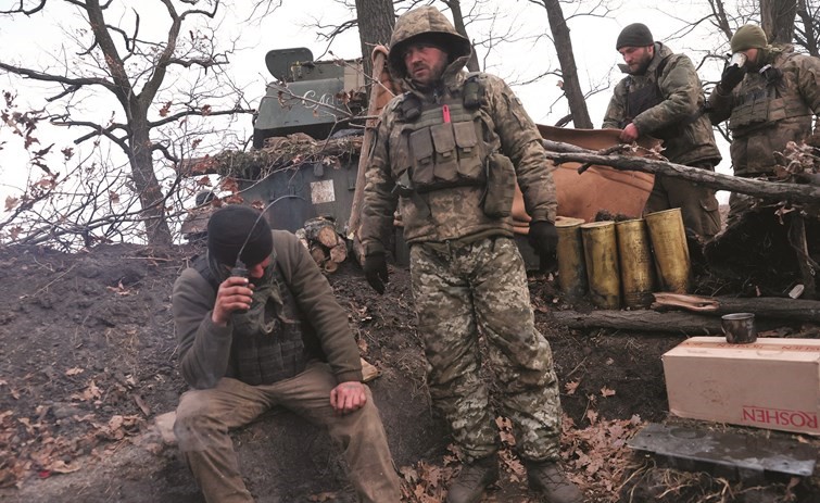 جنود أوكرانيون على الجبهة بالقرب من باخموت	 (رويترز)