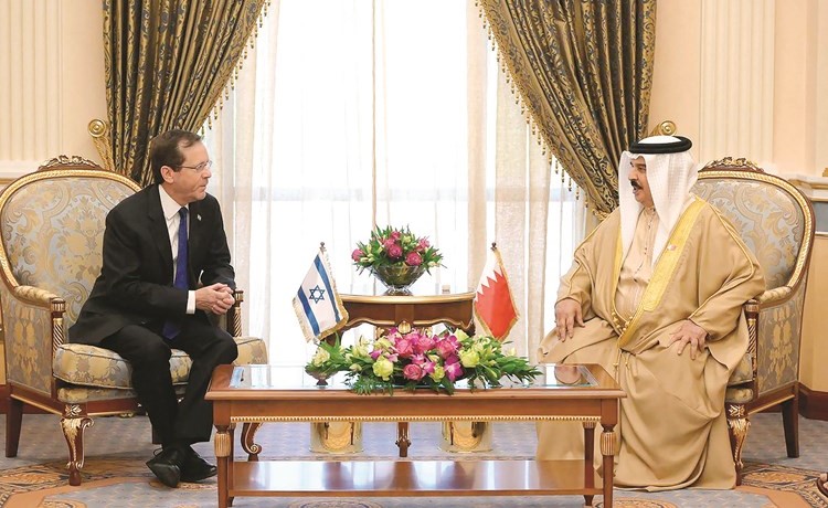 ملك البحرين الملك حمد بن عيسى آل خليفة والرئيس الإسرائيلي إسحاق هرتسوغ خلال مباحثاتهما الرسمية في المنامة أمس	(أ.ف.پ)