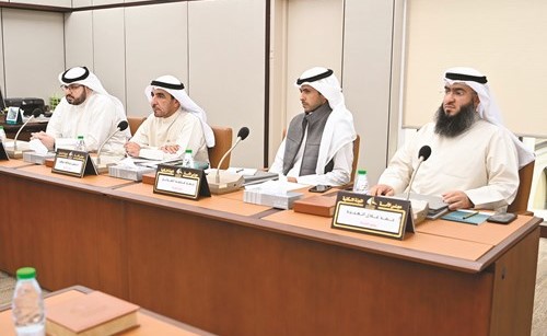 حمد العبيد وحمد المدلج ود. حسن جوهر ود.عبدالعزيز الصقعبي خلال اجتماع اللجنة