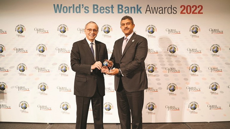 عبدالوهاب الرشود متسلما جائزة أفضل بنك إسلامي في العالم من غلوبل فاينانس