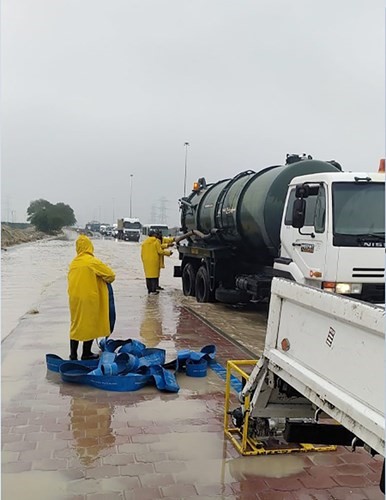 أحد فرق طوارئ الأشغال تفتح مسالك تصريف مياه الأمطار