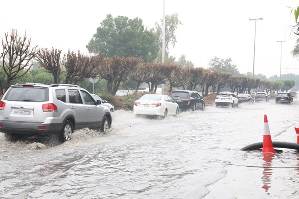 تجمعات مياه الأمطار صعبت حركة السيارات 	(زين علام)