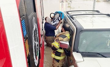 إنقاذ امرأة وطفلين غمرت مياه الأمطار مركبتهم في الوفرة