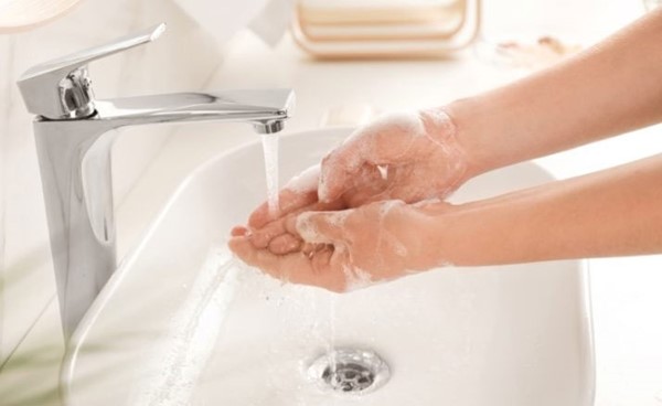 هل المياه الدافئة ضرورية لغسل اليدين؟