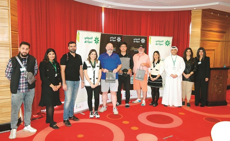 فريق البنك التجاري مع الفائزين في بطولة الغولف