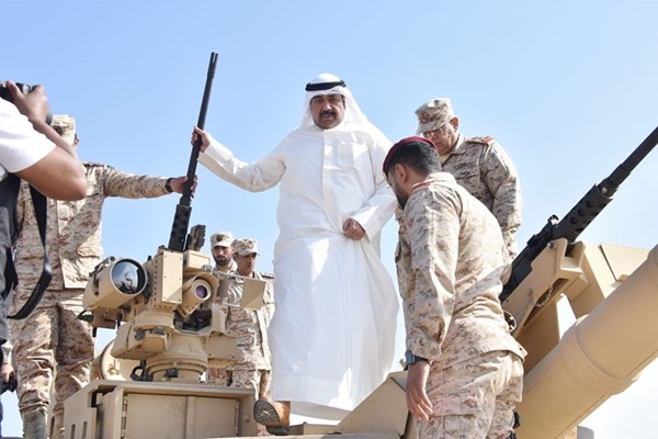 الشيخ عبدالله العلي خلال تفقده الدبابة M1A2K	(أحمد علي)