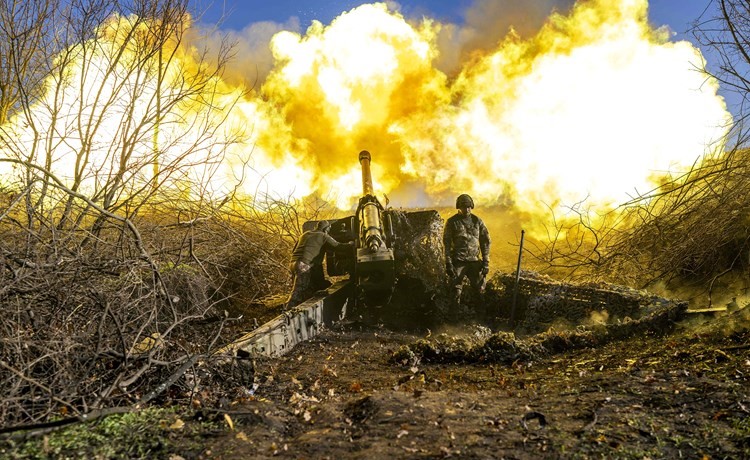جندي أوكراني يطلق النار من مدفعية باتجاه مواقع روسية خارج باخموت	 (أ.ف.پ)