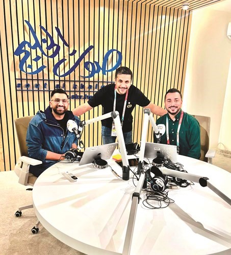 المعد نايف النعمة والمذيع عبدالله دشتي مع الإعلامي علي نجم في برنامج عالوعد في إذاعة صوت الخليج