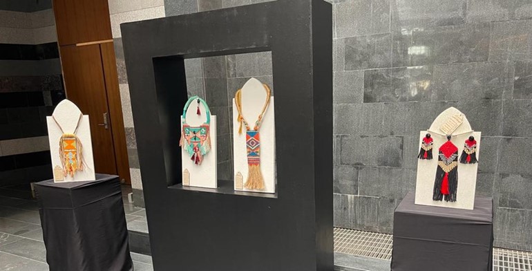 من المعروضات