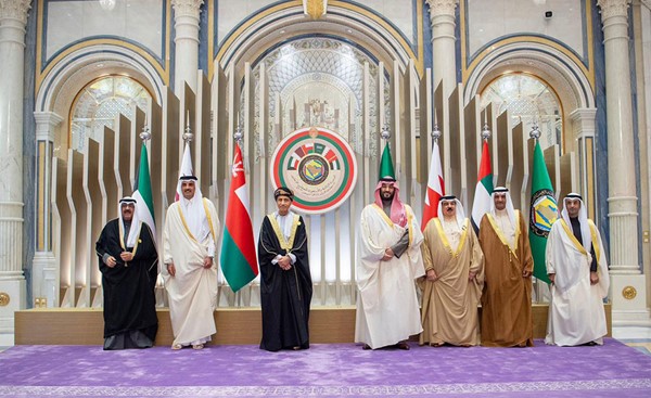 صورة جماعية لقادة وممثلي قادة دول مجلس التعاون المشاركين في القمة الخليجية في الرياض