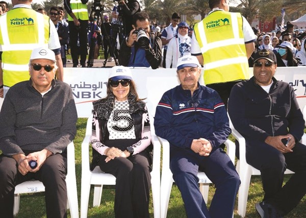 عصام الصقر وشيخة البحر يتوسطان صالح البابطين ومعن رزوقي