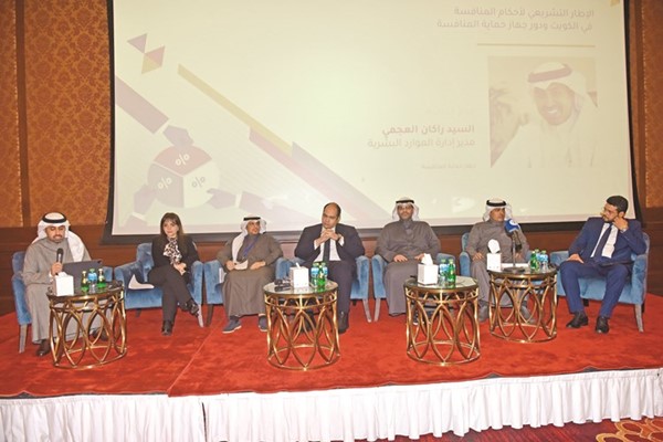 جانب من المشاركين في الحلقة النقاشية الأولى خلال المؤتمر