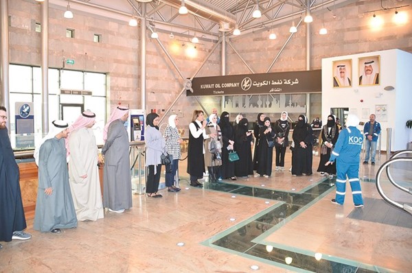 الطلبة خلال جولة في معرض أحمد الجابر للنفط والغاز