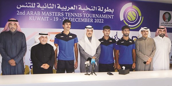 الشيخ أحمد الجابر يتوسط اعضاء مجلس إدارة الاتحاد الكويتي للتنس ولاعبي الأزرق المشاركين في البطولة