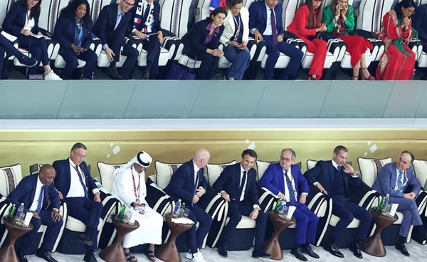 الرئيس الفرنسي إيمانويل ماكرون يتوسط جياني إنفانتينو  والشيخ حمد بن خليفة آل ثاني خلال اللقاء 		 (أ.ف.پ)