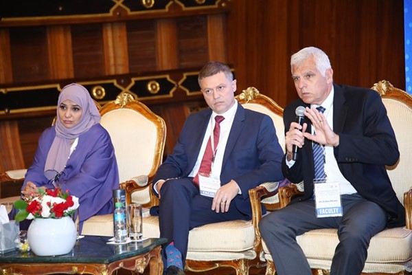 جانب من المحاضرين في المؤتمر