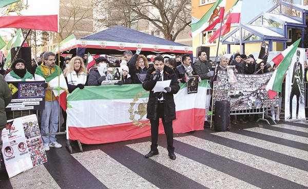 مسيرة داعمة للمحتجين في إيران أمام مقر قنصلية طهران في فرانكفورت أمس الأول (أ.ف.پ)