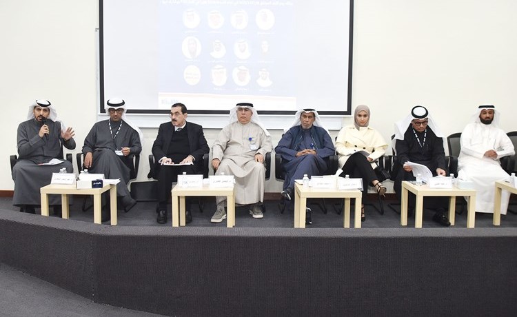د.محمد المقاطع والمتحدثون في الحلقة النقاشية التي نظمتها كلية القانون الكويتية العالمية	 (أحمد علي)