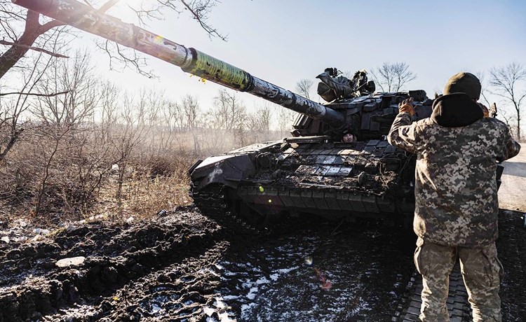 جندي أوكراني يوجه دبابة في الطريق إلى الجبهة بدونيتسك أمس 	(أ.ف.پ)