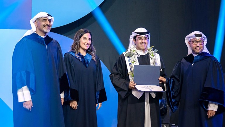 تكريم أحد الطلبة المتفوقين