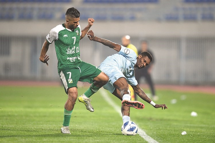 لاعب العربي محمد الصولة يحاول استخلاص الكرة من جمعة سعيد 	(هاني الشمري)