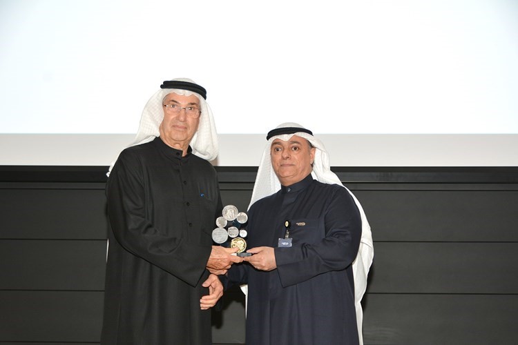 المضف يكرم د.عبدالعزيز السلطان مدير مشروع مبنى البنك الرئيسي في جنوب السرة