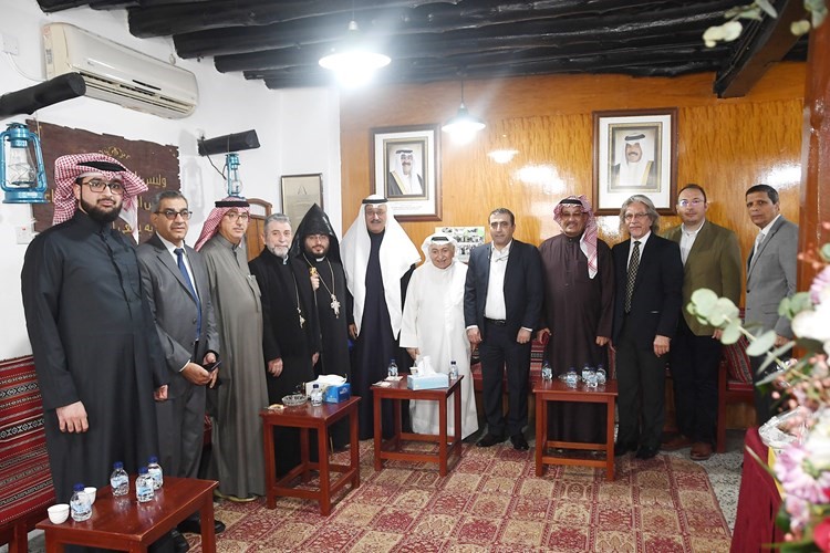 القس عمانويل غريب مستقبلا المهنئين في الكنيسة الإنجيلية
