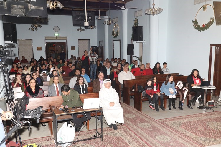 القس عمانويل غريب يتقدم الحضور في قداس الكنيسة الإنجيلية