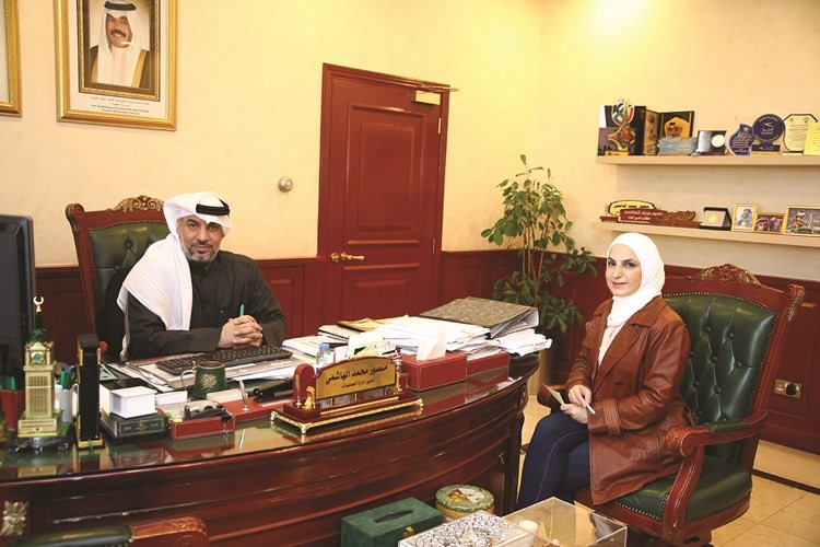 مدير إدارة العمليات في مطار الكويت الدولي منصور الهاشمي خلال استقباله الزميلة دارين العلي