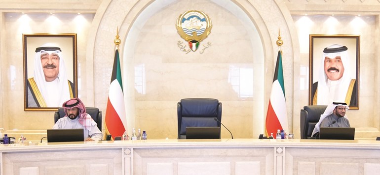 الشيخ طلال الخالد وبراك الشيتان خلال جلسة مجلس الوزراء