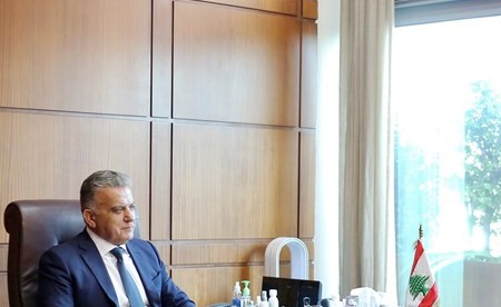 المدير العام للأمن العام اللبناني اللواء عباس إبراهيم متحدثا إلى الزميل داود رمال (محمود الطويل)