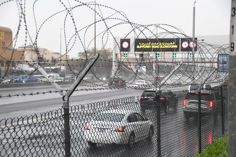 عدد من الشوارع شهدت ازدحامات مرورية وقت الأمطار (محمد هاشم)