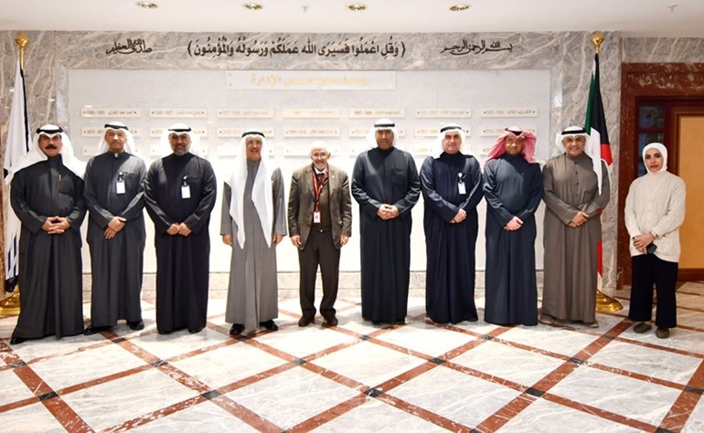 صورة جماعية لمسؤولي الكويتية والهلال الأحمر