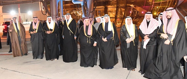 سمو الشيخ ناصر المحمد والشيخ أحمد العبدالله وسمو الشيخ صباح الخالد وسمو الشيخ أحمد نواف الأحمد الصباح والشيخ طلال الخالد والشيخ فيصل النواف والشيخ محمد العبدالله والشيخ سالم النواف ود.حمود العتيبي في استقبال صاحب السمو