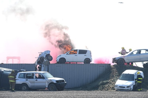 رجال الإطفاء يتعاملون مع حريق إحدى المركبات