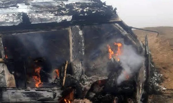 إحدى الحافلات التي استهدفها هجوم داعش على عمال النفط بدير الزور 
